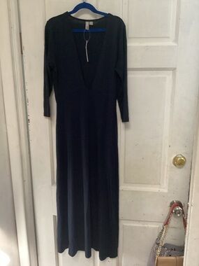 NWT ASOS Black Plunge Long Sleeve V-Neck Dress- size 2